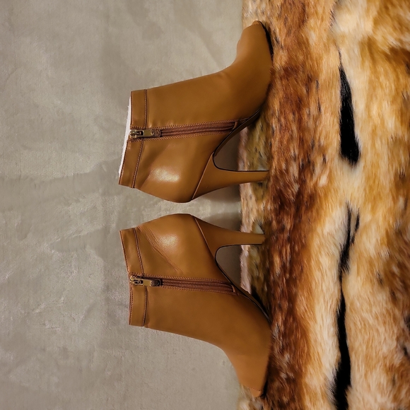 Vince Camuto Kevia Peep Toe Ankle Bootie Sz 8.5 ~ Caramel Nappa Leather - Picture 1 of 6